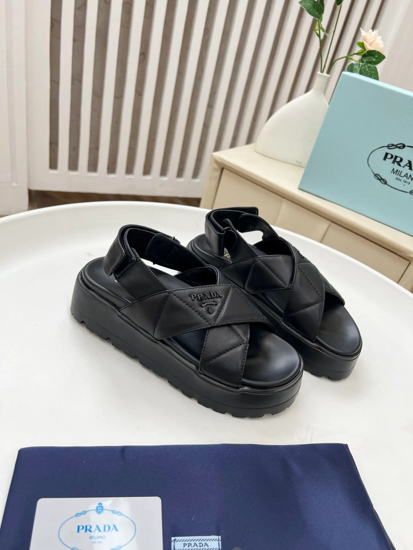 👟👟Ex-factory price 440👟👟 Prada/Prada 25ss summer new couple's beach thick-soled Birkenstock sandals. This shoe style is really a classic design that will not go out of style and is in line with everyone's current pursuit of comfortable and healthy wearing concepts. It is regarded by many domestic and foreign celebrities and fashionistas as an important choice for daily slippers. ✔Upper: imported super soft sheepskin ✔Inner lining: imported sheepskin ✔Hardware: Original molded split hardware ✔Outsole: Ultra-light, wear-resistant and non-slip foam sole ✔Number of yards: 35~40 (custom-made 40 pieces are non-refundable)